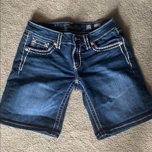 Miss Me Signature Mid-Shorts, Size 28